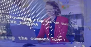 Ofiste dizüstü bilgisayar kullanan Kafkas iş kadınının finansal veri işleme animasyonu. Küresel finans, iş, bağlantılar, hesaplama ve veri işleme kavramı dijital olarak oluşturulmuş video.