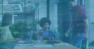 Ofisteki çeşitli iş adamları üzerinde finansal veri işleme animasyonu. Küresel finans, iş, bağlantılar, hesaplama ve veri işleme kavramı dijital olarak oluşturulmuş video.