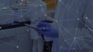 Kafkasyalı kadın doktor üzerinden bağlantı ağının animasyonu. Küresel tıp, işletme, bağlantılar, hesaplama ve veri işleme kavramı dijital olarak oluşturulmuş video.