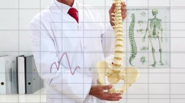 Kafkas erkek doktorun omurga hakkında öğrettiği verilerin grafik işleme animasyonu. Veri, dijital arayüz, tıp, sağlık, eğitim ve iletişim, dijital olarak oluşturulmuş video.