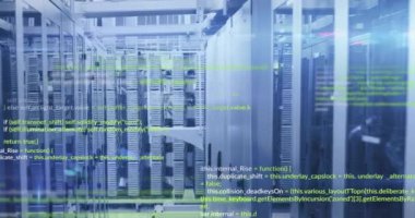 Sunucu odasında sarı ve beyaz metin veri işleme katmanlarının animasyonu. Ağ, veri, dijital arayüz ve iletişim, dijital olarak oluşturulmuş video.