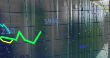 Bilgisayar sunucuları üzerinden finansal veri işleme animasyonu. Küresel finans, iş, bağlantılar, hesaplama ve veri işleme kavramı dijital olarak oluşturulmuş video.