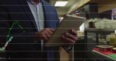 Tablet kullanılarak işadamının finansal veri işleme animasyonu. Küresel finans, iş, bağlantılar, hesaplama ve veri işleme kavramı dijital olarak oluşturulmuş video.