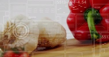 Sebzeler üzerinde veri işleme animasyonu. Küresel alışveriş, iş, bağlantılar, hesaplama ve veri işleme kavramı dijital olarak oluşturulmuş video.