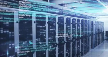 Sunucu odasında veri işleme animasyonu. küresel teknoloji ve dijital arayüz kavramı dijital olarak oluşturulmuş video.