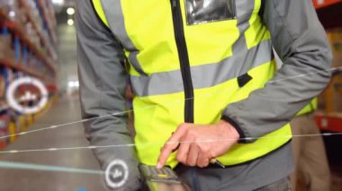 Depoda çalışan beyaz erkek işçilerin ikonlarla olan bağlantılarının animasyonu. Küresel iş ve dijital arayüz kavramı dijital olarak oluşturulmuş video.