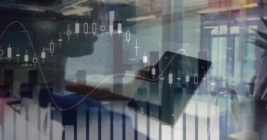 Ofisteki çeşitli iş adamları üzerinde finansal veri işleme animasyonu. Küresel finans, iş, bağlantılar, hesaplama ve veri işleme kavramı dijital olarak oluşturulmuş video.