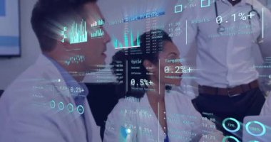 Değişik doktorların iş tartışmalarında diyagramlar ve veri işleme animasyonları. Küresel tıp, takım çalışması ve dijital arayüz kavramı dijital olarak oluşturulmuş video.
