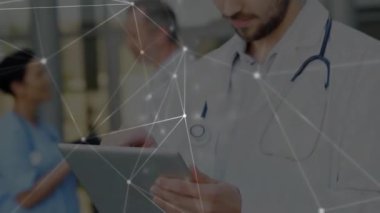 Kafkas erkek doktor üzerinden bağlantı ağının animasyonu. Küresel tıp, işletme, bağlantılar, hesaplama ve veri işleme kavramı dijital olarak oluşturulmuş video.