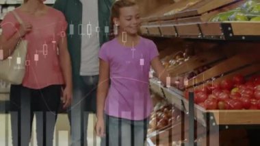 Kızı market alışverişi yapan beyaz bir çiftin finansal veri işleme animasyonu. Küresel alışveriş, finans, bağlantılar, hesaplama ve veri işleme kavramı dijital olarak oluşturulmuş video.