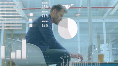 Kafkasyalı iş adamının dizüstü bilgisayarla üzerinde şema ve veri işleme animasyonları. Küresel iş ve dijital arayüz kavramı dijital olarak oluşturulmuş video.