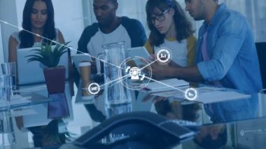 Farklı meslekdaşların iş tartışmalarında simgelerle bağlantı ağının animasyonu. Küresel iş, takım çalışması ve dijital arayüz kavramı dijital olarak oluşturulmuş video.