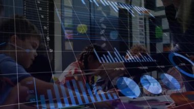 İlköğretim sınıfındaki çeşitli kadın öğretmenler ve çocuklar üzerinde veri işleme animasyonu. Dijital arayüz, okul, eğitim, bağlantı ve iletişim, dijital olarak oluşturulmuş video.