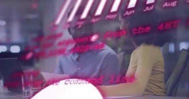 Ofisteki çeşitli iş adamları üzerinde finansal veri işleme animasyonu. Küresel finans, iş, bağlantılar, hesaplama ve veri işleme kavramı dijital olarak oluşturulmuş video.