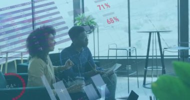 Ofisteki çeşitli iş adamları üzerinde finansal veri işleme animasyonu. Küresel finans, iş, bağlantılar, hesaplama ve veri işleme kavramı dijital olarak oluşturulmuş video.