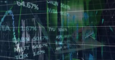 Erkek mühendis ve bilgisayar sunucuları üzerinde finansal veri işleme animasyonu. Küresel finans, iş, bağlantılar, hesaplama ve veri işleme kavramı dijital olarak oluşturulmuş video.