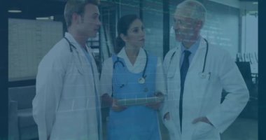 Çeşitli doktorların konuşmaları ve tablet kullanmaları üzerine diyagramlar ve veri işleme animasyonları. Küresel tıp ve dijital arayüz kavramı dijital olarak oluşturulmuş video.