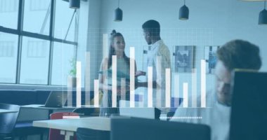 Çeşitli meslektaşların iş tartışmaları üzerine veri işleme ve diyagramların animasyonu. İş, takım çalışması ve dijital arayüz konsepti dijital olarak oluşturulmuş video.