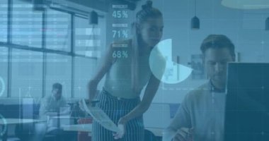 Çeşitli meslekdaşların iş tartışmalarına ilişkin diyagramlar ve veri işleme animasyonları. Küresel iş ve dijital arayüz kavramı dijital olarak oluşturulmuş video.