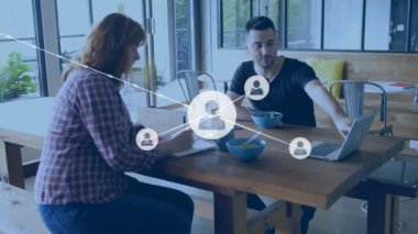 Kafkasyalı meslektaşların iş hakkında konuştuğu simgelerle bağlantı ağının animasyonu. Küresel iş, teknoloji ve dijital arayüz kavramı dijital olarak oluşturulmuş video.
