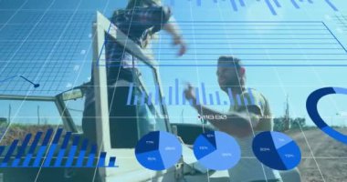 Yol kenarındaki arabadaki beyaz çiftin finansal veri işleme animasyonu. Küresel finans, iş, bağlantılar, hesaplama ve veri işleme kavramı dijital olarak oluşturulmuş video.