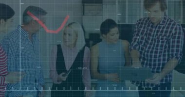 Ofisteki tablet kullanılarak çeşitli meslektaşlar üzerinde finansal veri işleme animasyonu. Küresel iş, finans ve dijital arayüz kavramı dijital olarak oluşturulmuş video.