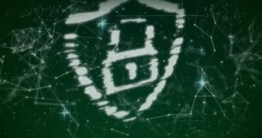 İletişim ağı ve yıldızlı gökyüzü üzerinde asma kilit ve kalkan simgesi animasyonu. Ağ, veri, güvenlik, dijital arayüz, bağlantı ve iletişim, dijital olarak oluşturulmuş video.