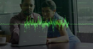 Ofisteki çeşitli iş adamları üzerinde finansal veri işleme animasyonu. Küresel finans, iş, bağlantılar, hesaplama ve veri işleme kavramı dijital olarak oluşturulmuş video.