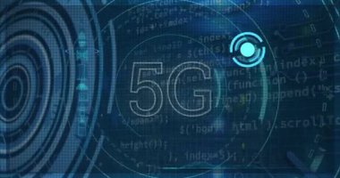 Mavi zemin üzerinde 5G ve veri işleme ile kapsam taramasının animasyonu. Küresel teknoloji, bilgisayar ve dijital arayüz kavramı dijital olarak oluşturulmuş video.