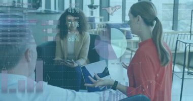 Ofisteki çeşitli iş adamları üzerinde finansal veri işleme animasyonu. Küresel finans, iş, bağlantılar, hesaplama ve veri işleme kavramı dijital olarak oluşturulmuş video.