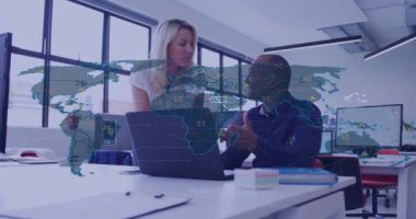 Ofisteki çeşitli iş adamları üzerinde finansal veri işleme animasyonu. Küresel finans, iş, bağlantılar, hesaplama ve veri işleme kavramı dijital olarak oluşturulmuş video.