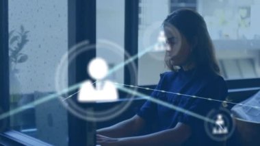 Laptop kullanan beyaz kadın üzerindeki simgelerle bağlantı ağının animasyonu. Küresel iş ve dijital arayüz kavramı dijital olarak oluşturulmuş video.