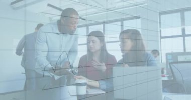 Ofisteki çeşitli iş adamları üzerinde finansal veri işleme animasyonu. Küresel finans, iş, bağlantılar, hesaplama ve veri işleme kavramı dijital olarak oluşturulmuş video.