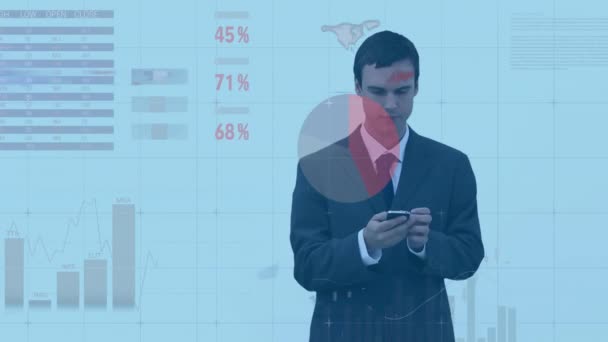 Animação Diagramas Sobre Homem Negócios Caucasiano Usando Smartphone Conceito Global — Vídeo de Stock