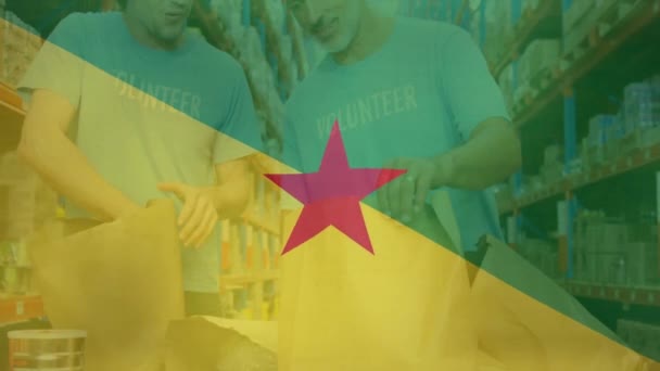 ハッピーな白人男性ボランティアの上のフランス国旗のアニメーション 倉庫で釣り高い チームワーク ビジネス デジタル生成されたビデオ — ストック動画