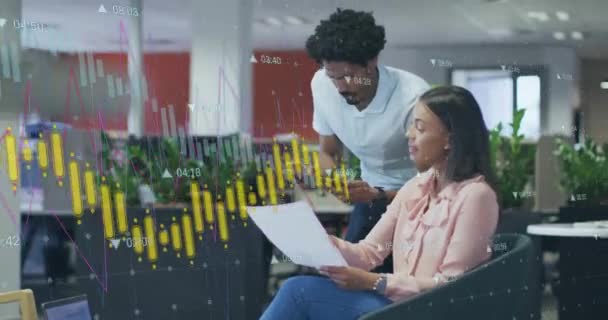 多様な男性と女性の同僚がカジュアルオフィスで話すデータを処理するグラフのアニメーション ネットワーク データ デジタル インターフェイス チームワーク ビジネスおよびコミュニケーション デジタル生成されたビデオ — ストック動画