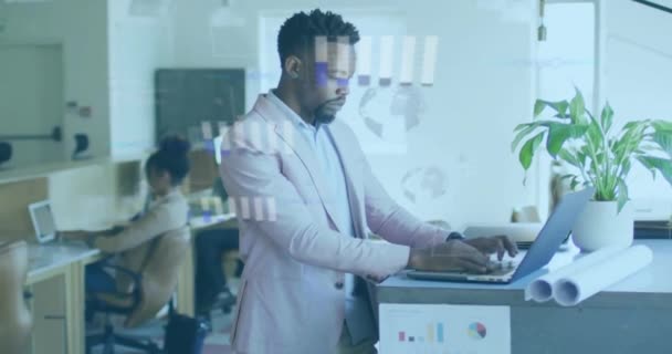 アフリカ系アメリカ人ビジネスマンに対する金融データ処理のアニメーション グローバルファイナンス ビジネス コネクション コンピューティング データ処理コンセプトデジタル生成ビデオ — ストック動画