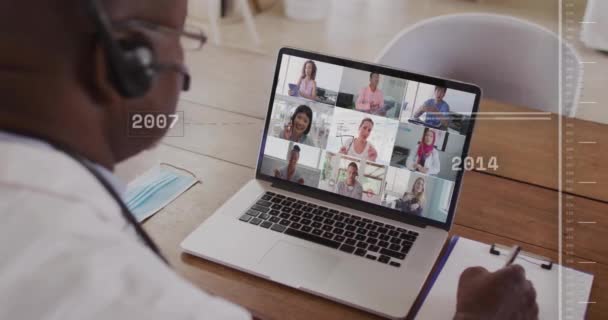 Анімація Цифрової Обробки Даних Над Афроамериканським Бізнесменом Відеодзвінку Ноутбука Глобальні — стокове відео
