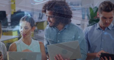 Çeşitli kadın ve erkek iş arkadaşları üzerinde dijital ekranda veri işleme görüntüsü. İş, veri işleme, dijital güvenlik, bağlantılar ve dijital olarak üretilen görüntü konsepti,