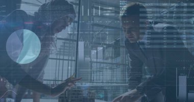 Çeşitli iş adamlarının konuştuğu mali verilerin ve grafiklerin görüntüsü. küresel iş, finans, ekonomi ve teknoloji konsepti dijital olarak oluşturulmuş imaj.