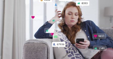 Sosyal medya simgeleri ve akıllı telefon kullanan kadın afişleri üzerindeki numaralar. küresel ağ, sosyal medya, teknoloji ve dijital arayüz kavramı dijital olarak oluşturuldu.