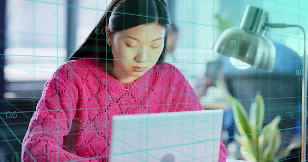 Ofiste Çalışan Asyalı Kadınının Mali Veri Işleme Görüntüsü Küresel Finans — Stok fotoğraf