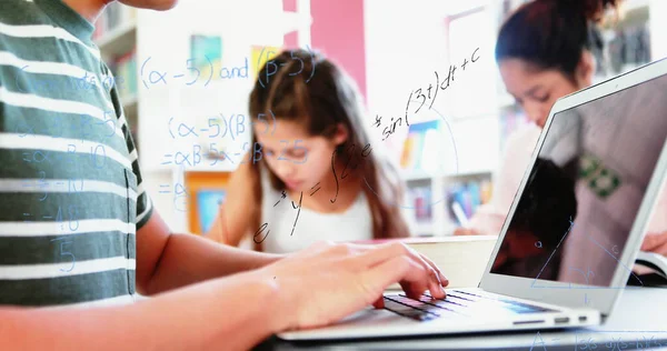 Obraz Równań Matematycznych Unoszących Się Nad Uczniem Przy Użyciu Laptopa — Zdjęcie stockowe