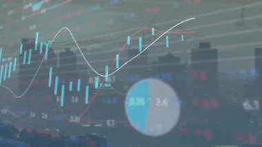 Şehir manzarası üzerinde finansal veri işleme animasyonu. Küresel finans, iş, bağlantılar, hesaplama ve veri işleme kavramı dijital olarak oluşturulmuş video.