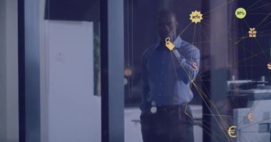 Afro-Amerikan iş adamının ofisteki düşüncesi üzerine kurulmuş simgelerle bağlantı ağının animasyonu. Küresel iş ve dijital arayüz kavramı dijital olarak oluşturulmuş video.