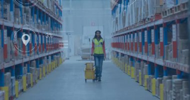 Depoda yürüyen melez kadın işçilere karşı veri işleme ve medya simgelerinin animasyonu. Küresel iş ve dijital arayüz kavramı dijital olarak oluşturulmuş video.