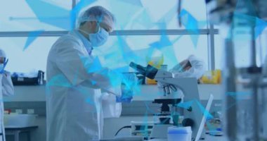 Laboratuvardaki çeşitli bilim adamları üzerinde parlayan ışık izleri. Küresel bilim, bağlantılar, hesaplama ve veri işleme kavramı dijital olarak oluşturulmuş video.