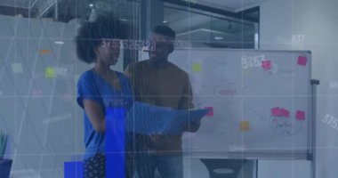 Ofisteki çeşitli iş adamları üzerinde finansal veri işleme animasyonu. Küresel finans, iş, bağlantılar, hesaplama ve veri işleme kavramı dijital olarak oluşturulmuş video.