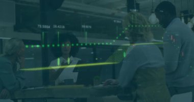 Ofisteki çeşitli iş adamları üzerinde finansal veri işleme animasyonu. Küresel finans, iş, bağlantılar, hesaplama ve veri işleme kavramı dijital olarak oluşturulmuş video.