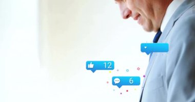 Ofisinde akıllı telefonu olan beyaz iş adamının veri işleme animasyonu. Küresel finans, iş, bağlantılar, hesaplama ve veri işleme kavramı dijital olarak oluşturulmuş video.